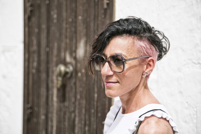 La ragazza dai capelli rosa