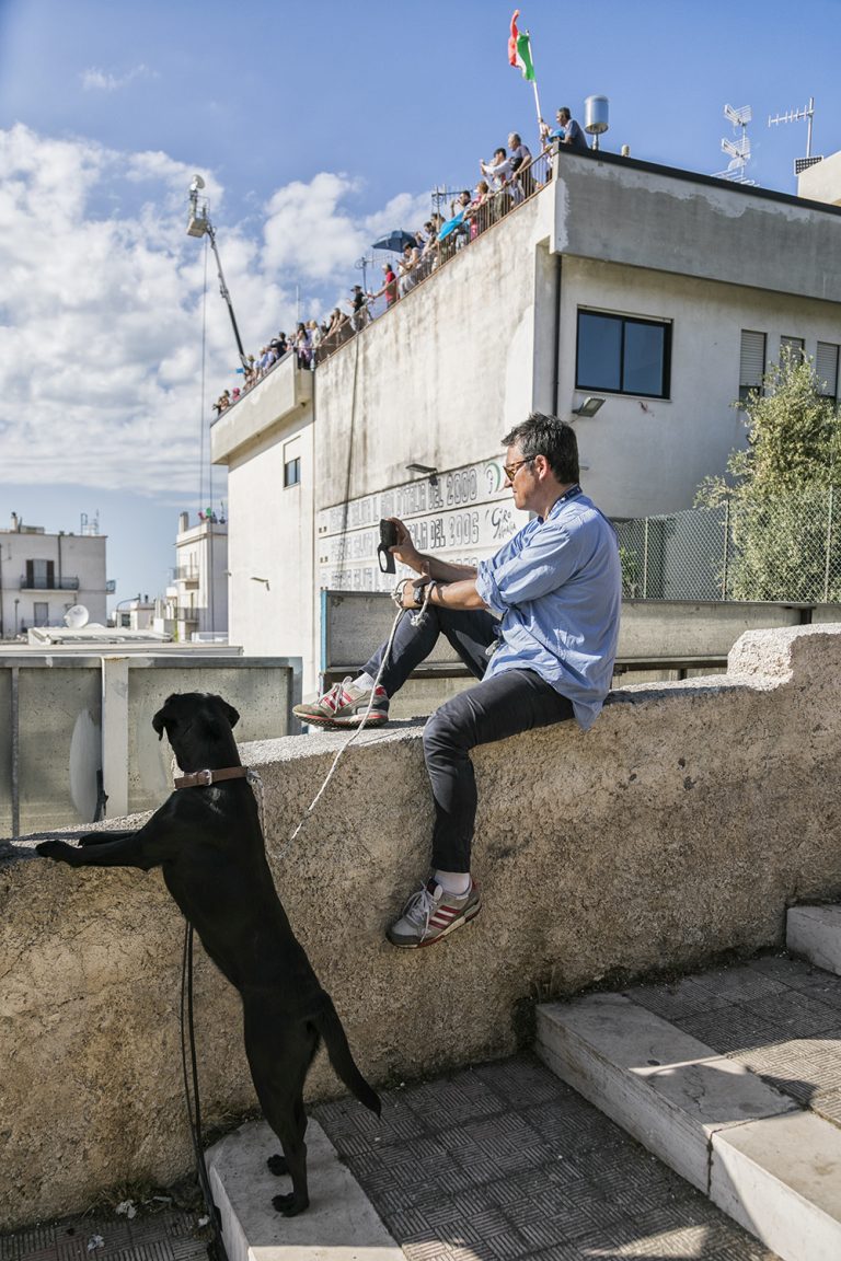 Anche il cane guarda la corsa