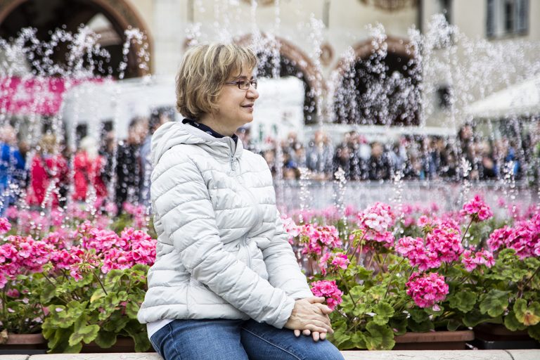 Circondata da uomini tifosi