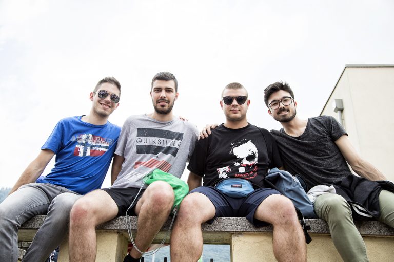 In battello per vedere l’arrivo