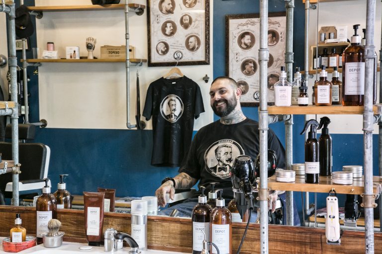 Una barberia piena di gioia e dialogo